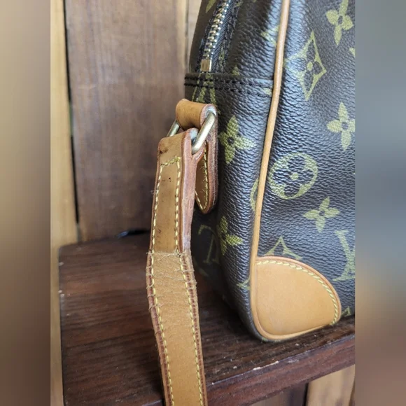 Louis Vuitton Trocadero 27 Monogram Crossbody Bag - Picture 12 of 16